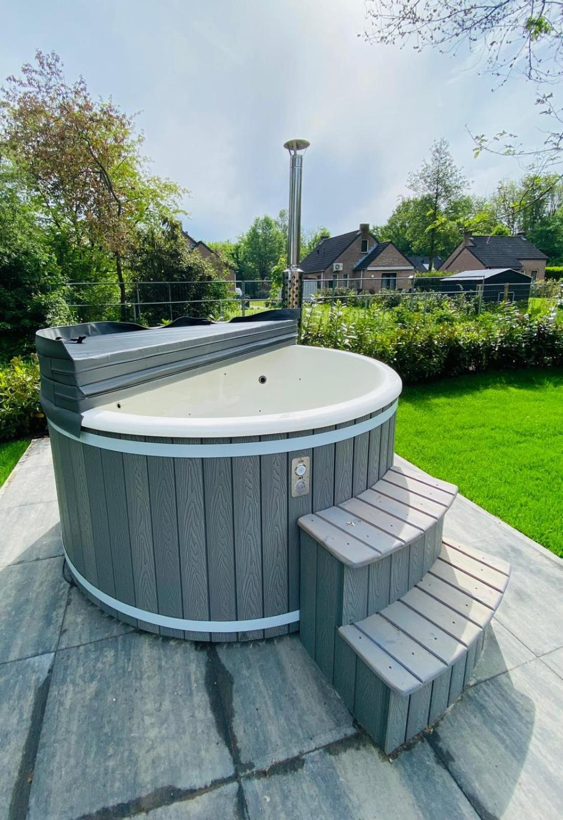 Casa de Férias 6pers Boshuis -hottub Jacuzzi- 'de Groene Specht'